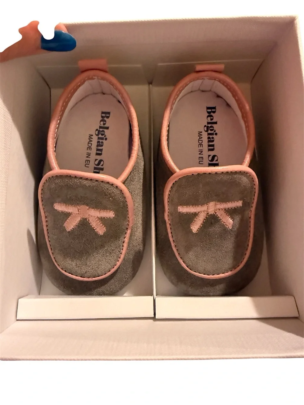 NIB Designer baby Belgian shoes light grey suede loafers w bows small/size 4 - Picture 4 of 5